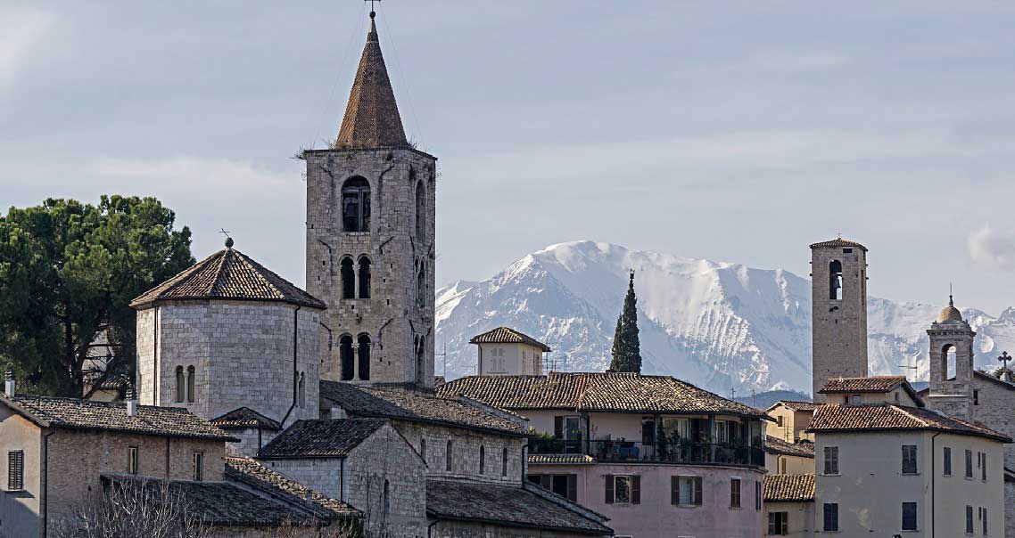 Ascoli Piceno, profilo del centro storico con torri e campanili medievali